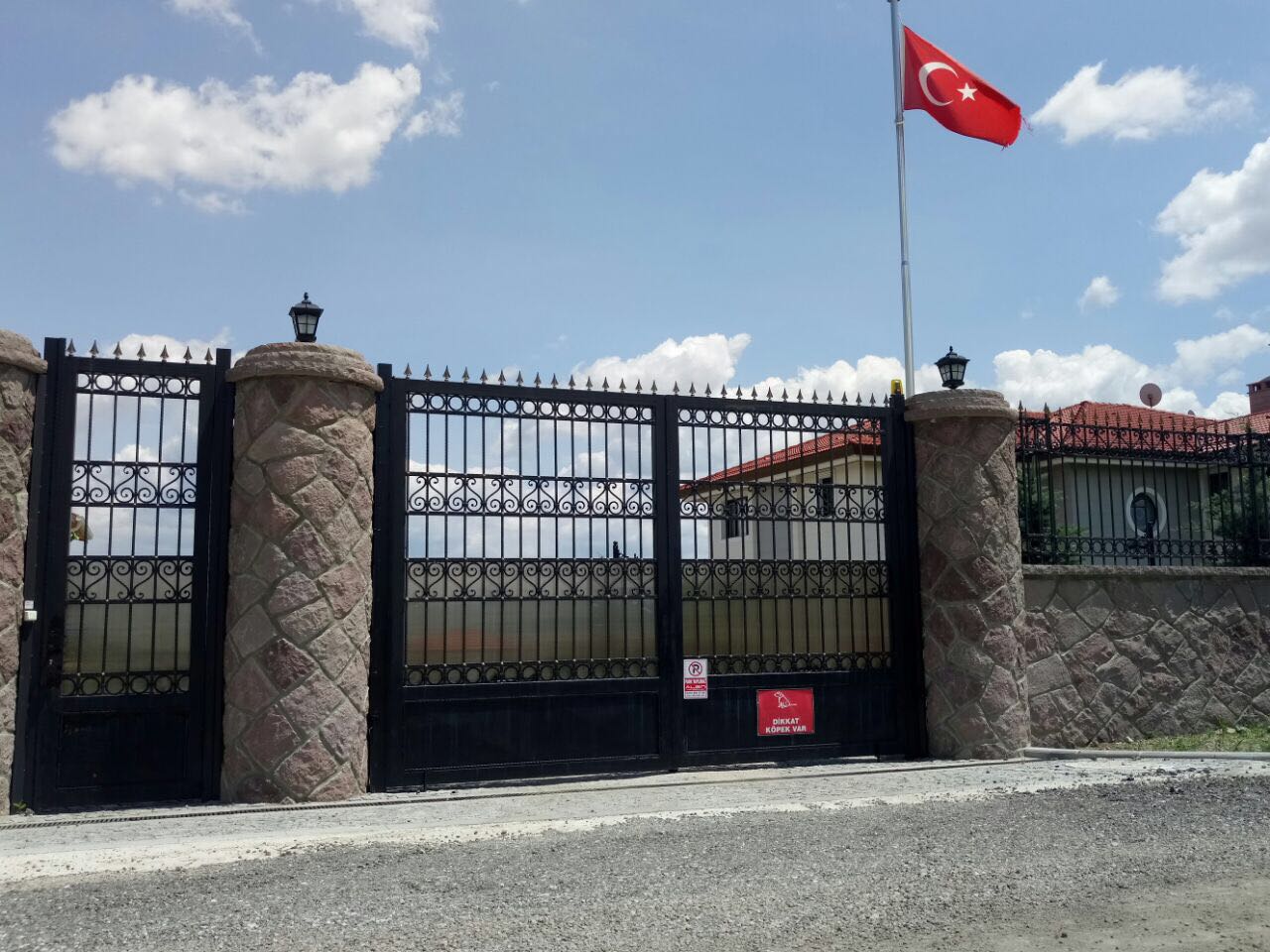 Yana Kayar Bahçe Kapıları